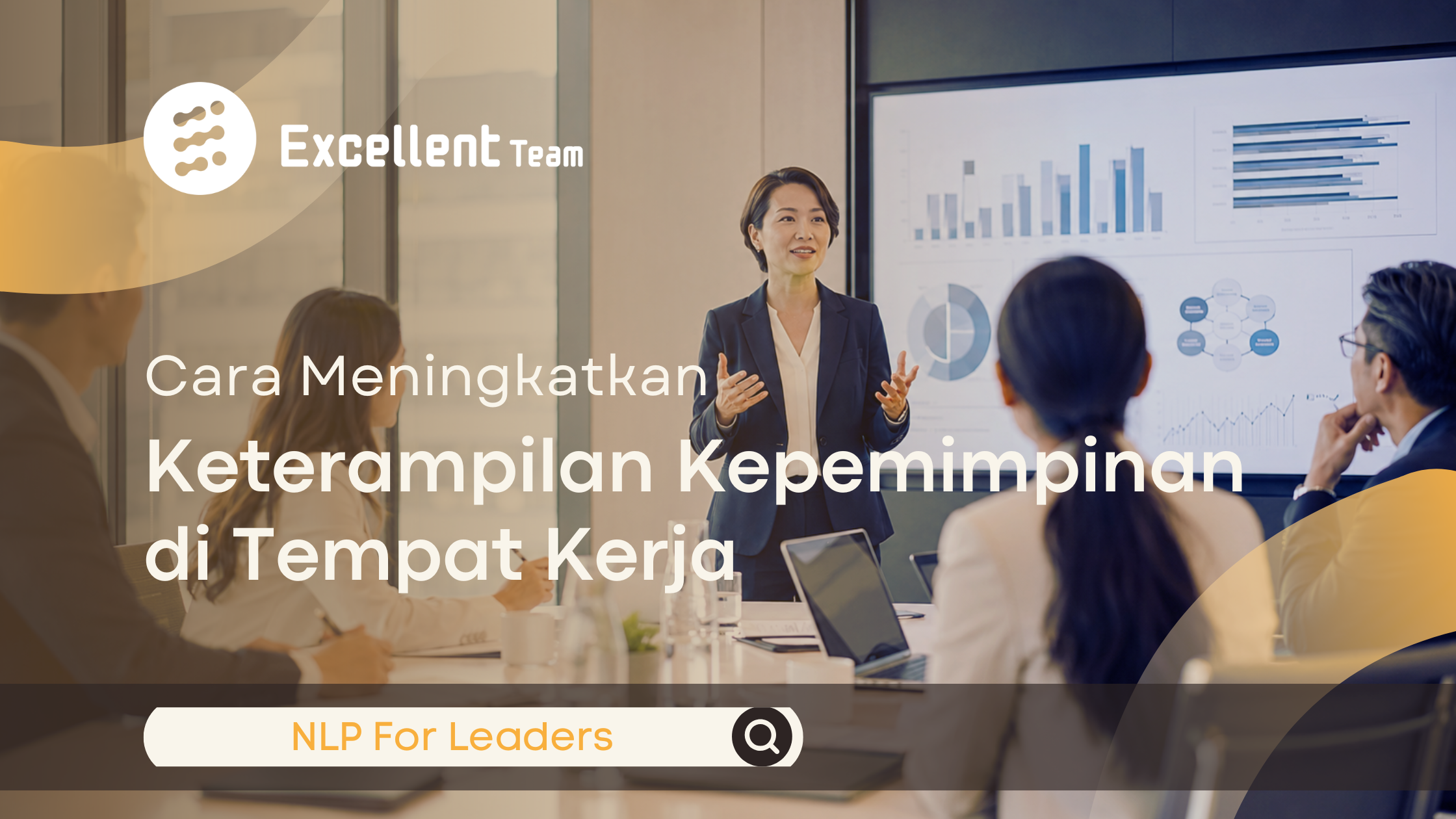 Pelatihan kepemimpinan di tempat kerja dengan seorang leader mempresentasikan strategi pengembangan tim kepada karyawan dalam rapat perusahaan.