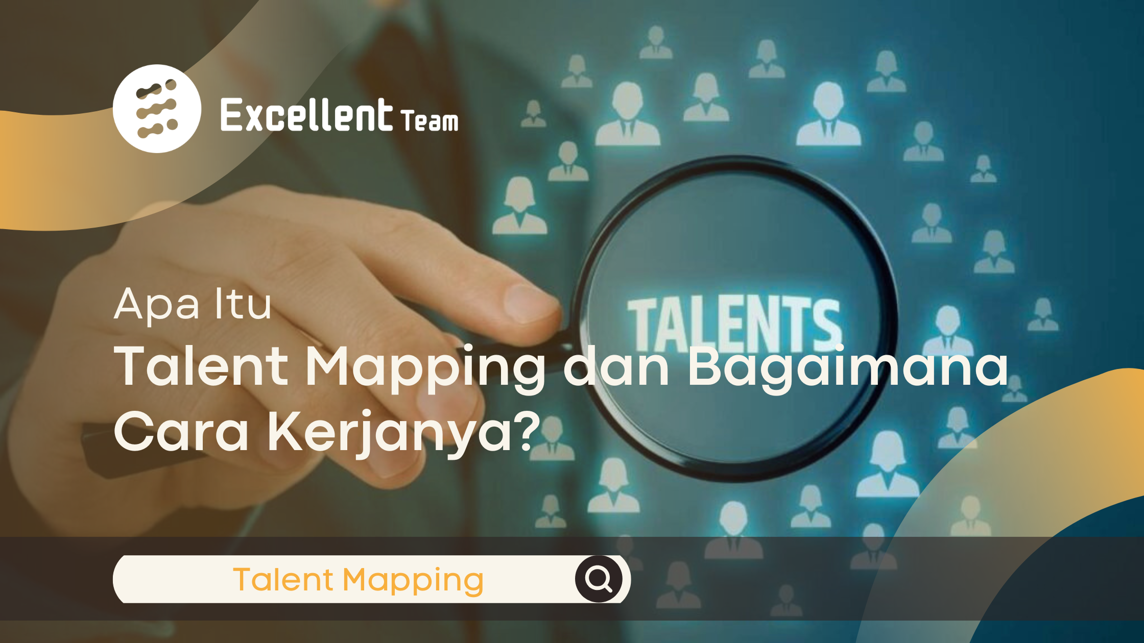 Tangan memegang kaca pembesar menyorot ikon digital karyawan untuk menjelaskan konsep Talent Mapping oleh Excellent Team.