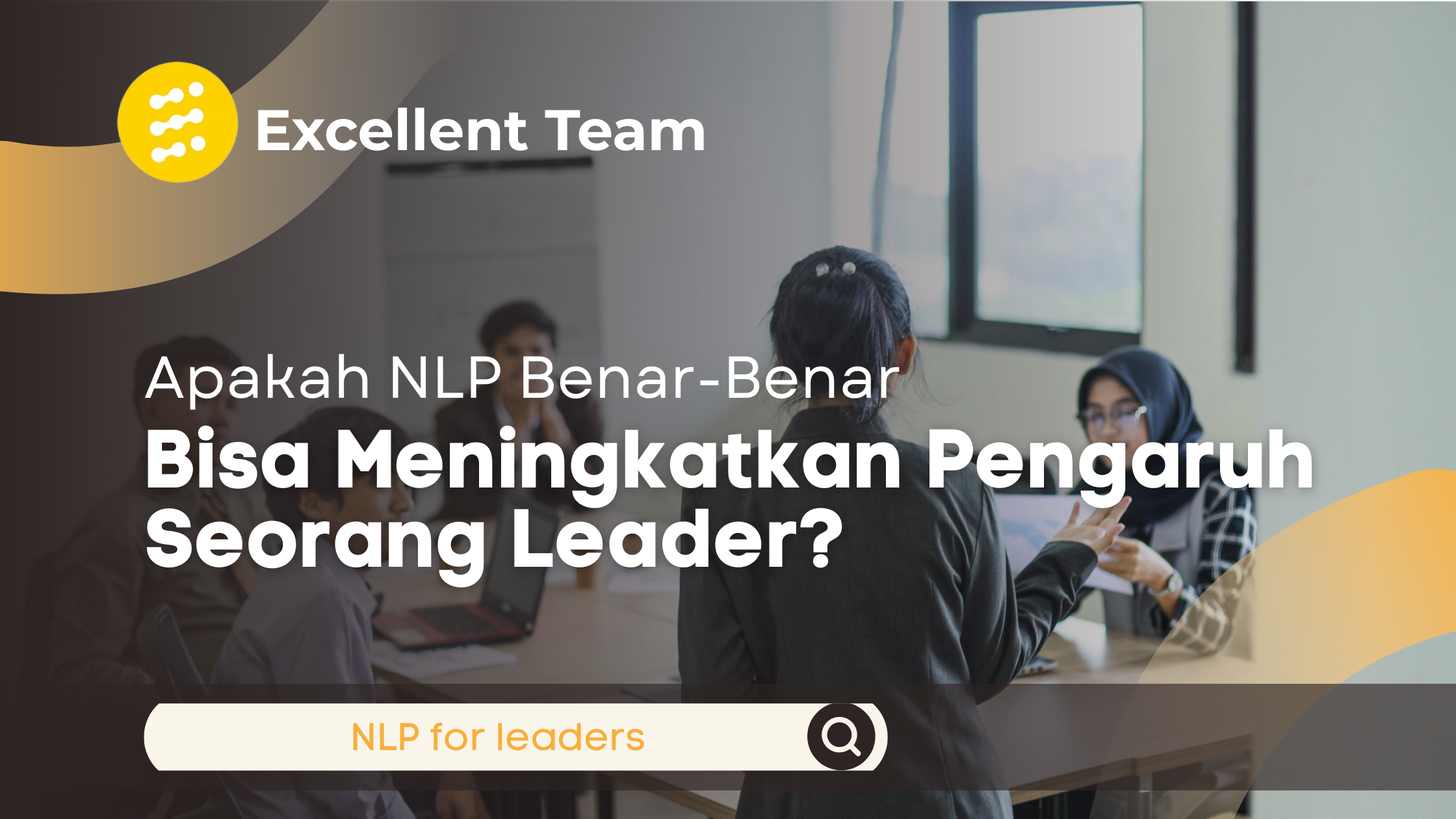 Seorang pemimpin sedang mempresentasikan ide kepada anggota tim dalam ruang rapat modern, sementara peserta lainnya mendengarkan dan berdiskusi. Gambar menggambarkan penerapan komunikasi efektif dan kepemimpinan untuk meningkatkan pengaruh seorang leader melalui pendekatan NLP.