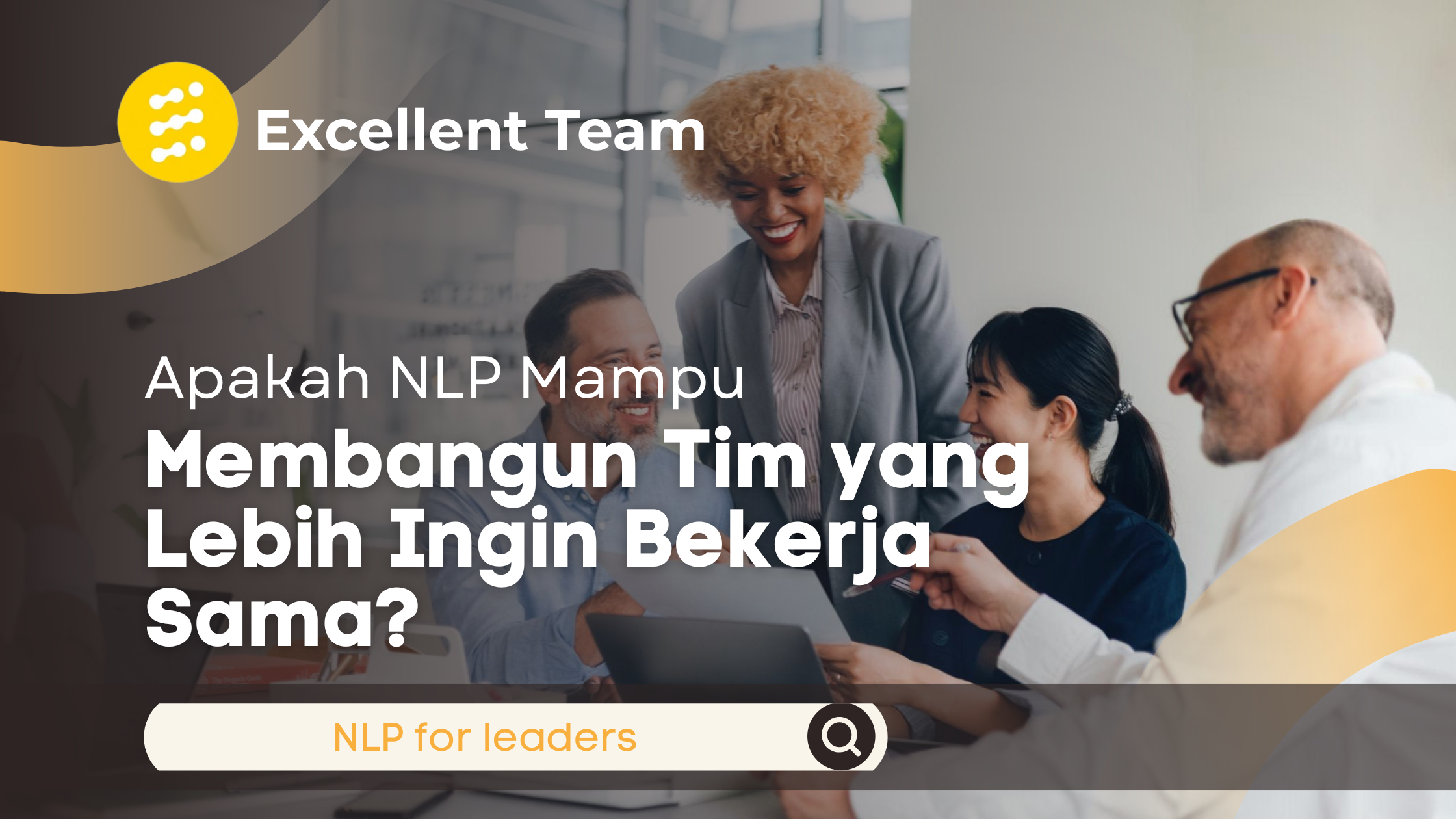 Sekelompok profesional sedang berdiskusi dalam suasana rapat yang kolaboratif. Seorang leader memfasilitasi komunikasi antaranggota tim untuk membangun kerja sama yang lebih efektif melalui pendekatan NLP.