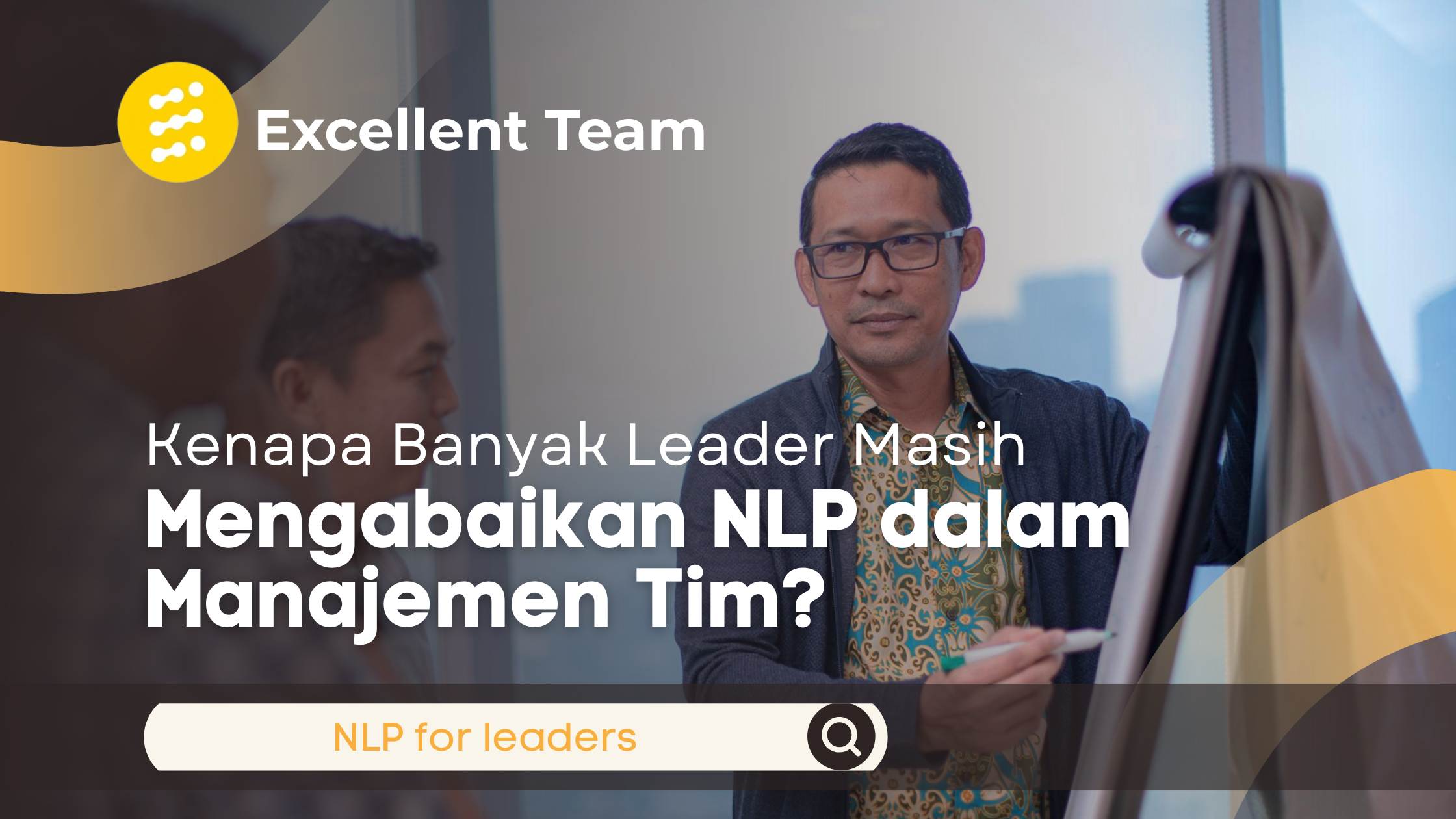 Leader perusahaan berdiskusi dengan anggota tim dalam konteks penerapan NLP untuk manajemen tim.