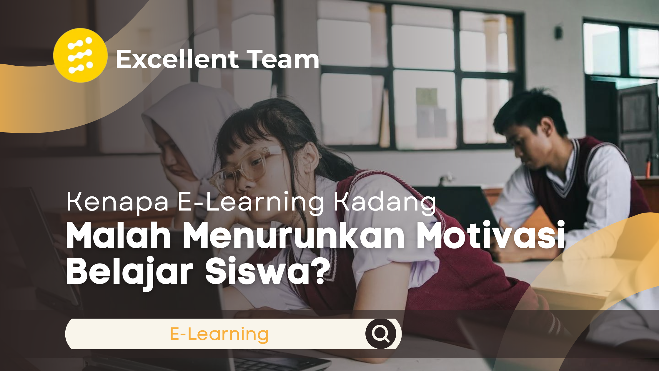 Tiga siswa sedang mengikuti pembelajaran e-learning menggunakan laptop di kelas, dengan salah satu siswa terlihat kurang fokus dan kurang bersemangat.