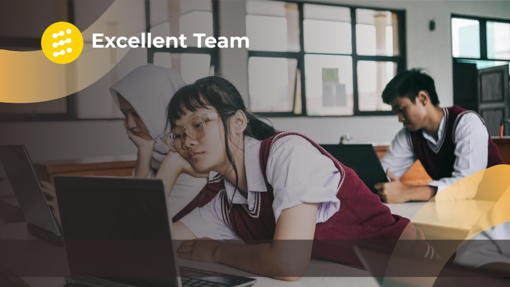 Tiga siswa sedang mengikuti pembelajaran e-learning menggunakan laptop di dalam kelas, dengan siswa di depan tampak kurang fokus dan kurang bersemangat.
