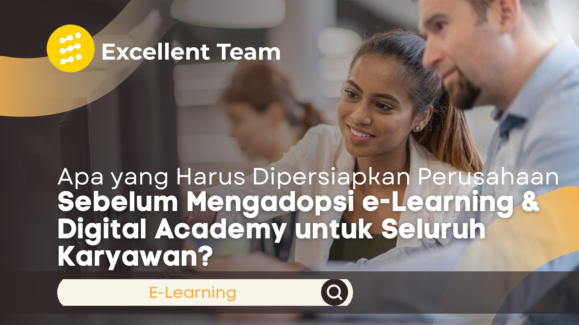 Sekelompok karyawan sedang berdiskusi dan mengikuti aktivitas pembelajaran digital di lingkungan kerja, menggambarkan persiapan perusahaan dalam mengadopsi e-Learning dan Digital Academy untuk seluruh karyawan.