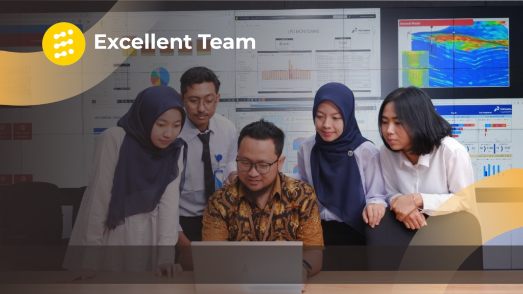 Tim guru berdiskusi menggunakan laptop dan data visual dalam kegiatan kolaborasi berbasis teknologi.