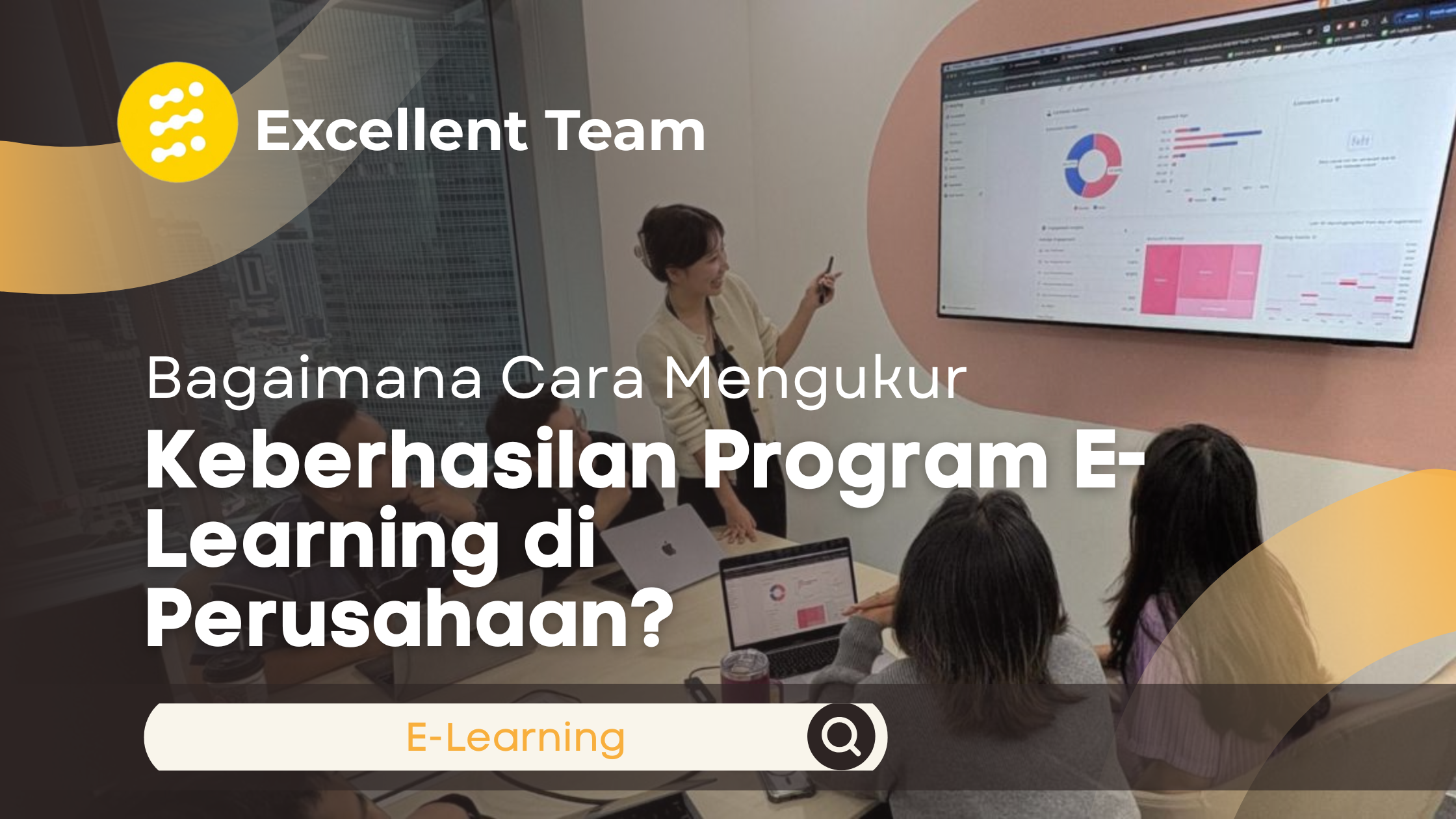 Tim Learning & Development perusahaan meninjau dashboard analitik e-learning dalam rapat untuk mengevaluasi efektivitas pelatihan dan perkembangan pembelajaran karyawan.