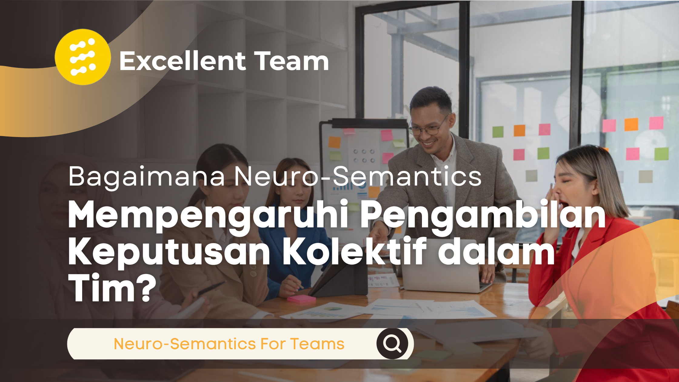 Tim profesional di ruang rapat perusahaan sedang berdiskusi sambil melihat laptop, tablet, dan dokumen kerja. Seorang leader mempresentasikan ide kepada anggota tim untuk mendukung pengambilan keputusan kolektif melalui pendekatan Neuro-Semantics.